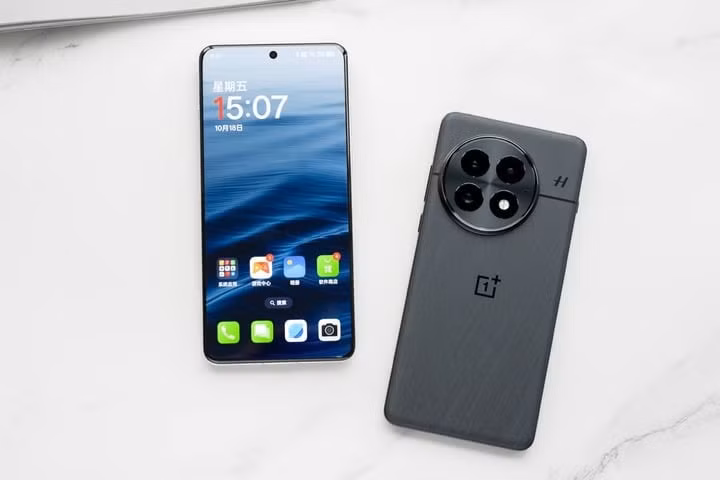 OnePlus 13 được thiết kế với khung viền vuông vức cùng hai mặt trước sau bo cong nhẹ. (Nguồn: Vopmart)