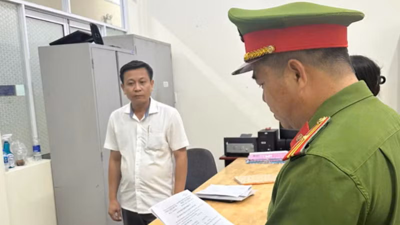 Nguyễn Hiếu Cường nghe Cơ quan CSĐT công bố lệnh bắt tạm giam.