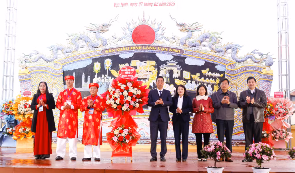 Lãnh đạo thành phố chúc mừng khai hội&nbsp;.