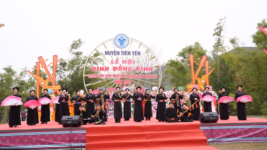 Tiết mục hát Then đàn tính mở màn khai mạc Lễ hội.