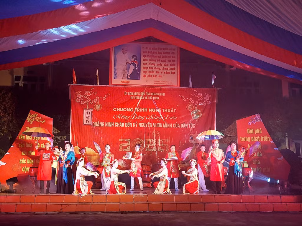 Các tiết mục trong chương trình được dàn dựng công phu, đặc sắc.