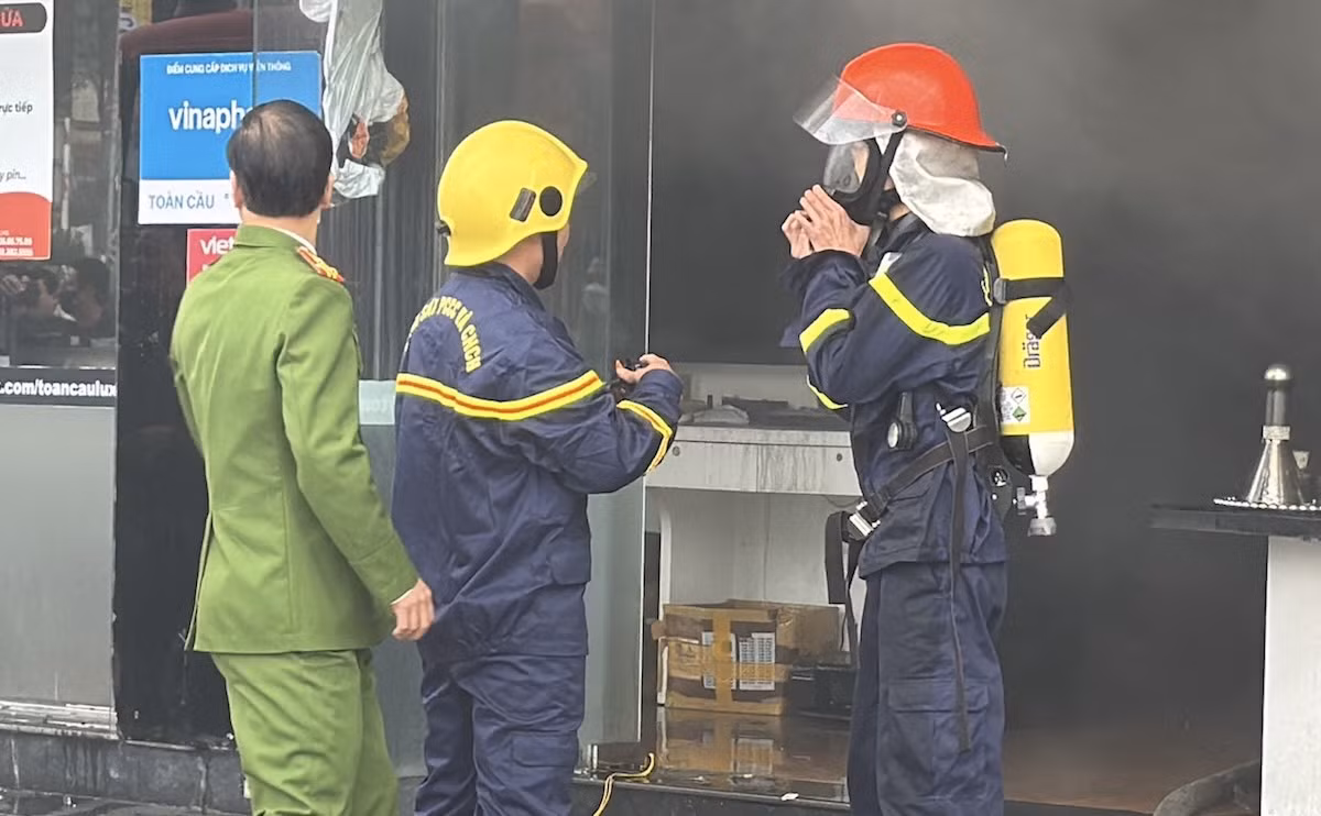 Lực lượng chức năng tham gia dập lửa. Ảnh: Công Sáng