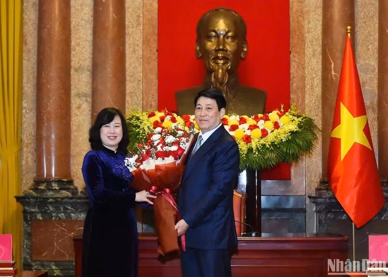 Chủ tịch nước Lương Cường tặng hoa chúc mừng ngành y tế.