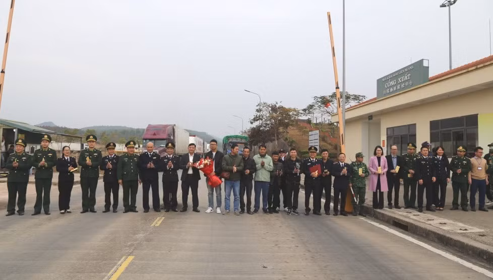 Lãnh đạo TP Móng Cái tặng hoa chúc mừng, lì xì đầu năm mới cho lực lượng chức năng, các doanh nghiệp và cư dân biên giới