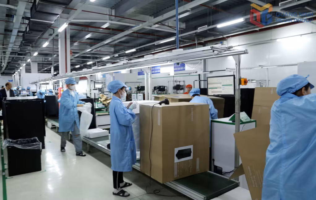 Khí thế làm việc sôi nổi ngay từ đầu năm tại Nhà máy của Cong ty TNHH Kỹ thuật điện tử Tonly Việt Nam (Tập đoàn TCL) tại Khu Công nghiệp Đông Mai, thị xã Quảng Yên, 