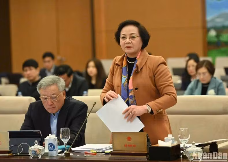 Bộ trưởng Nội vụ Phạm Thị Thanh Trà trình bày tờ trình của Chính phủ tại phiên họp. (Ảnh: DUY LINH)