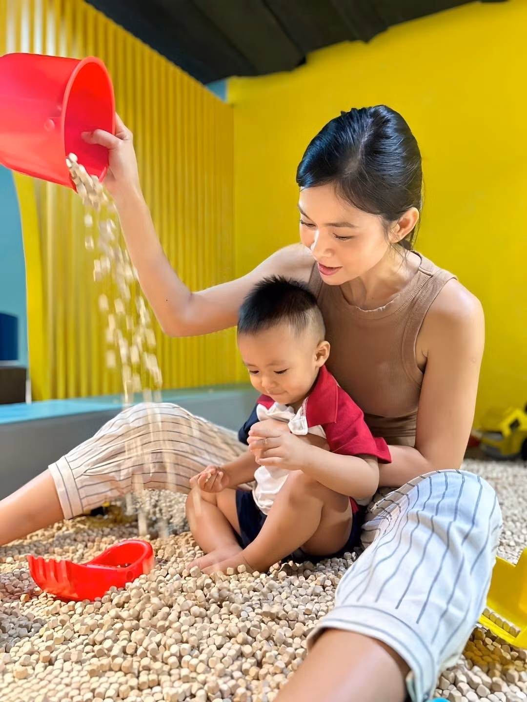 Á hậu Mâu Thủy dành thời gian rảnh đưa quý tử đi chơi.