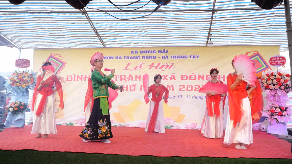 Người dân địa phương biểu diễn tại Lễ hội đình Hà Tràng năm 2025.
