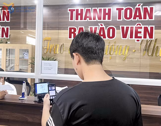 Khách hàng thanh toán viện phí qua mã QR tại Trung tâm Y tế huyện Đầm Hà. Ảnh: Cơ sở cung cấp