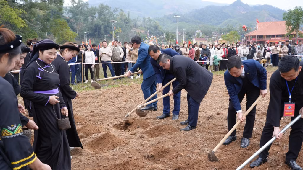 Các đại biểu và nhân dân thực hiện nghi thức lễ Lồng tồng xuống đồng, gieo hạt đầu năm mới.