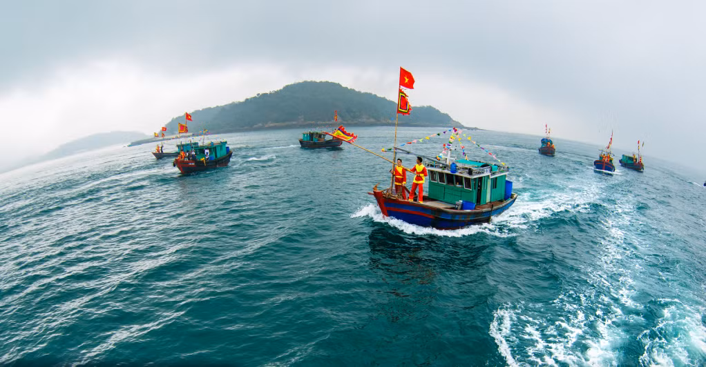 Đoàn thuyền ra khơi bắt đầu một mùa biển mới.