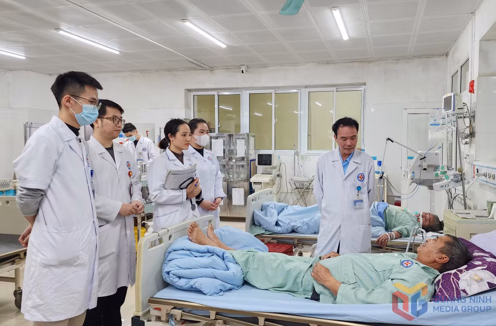 Y, bác sĩ Khoa Cấp cứu - Hồi sức tích cực - Chống độc (Trung tâm Y tế huyện Tiên Yên) thăm, khám sức khỏe cho người bệnh.