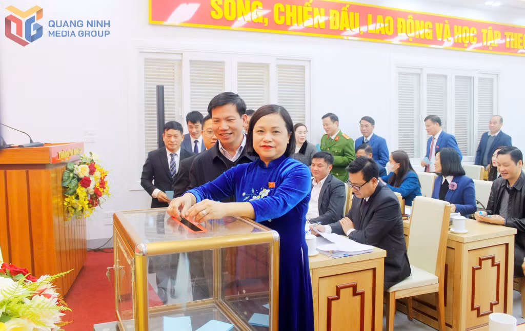 Các đại biểu tham gia bỏ phiếu bầu Ủy viên UBND TP Móng Cái XXI, nhiệm kỳ 2021-2026.