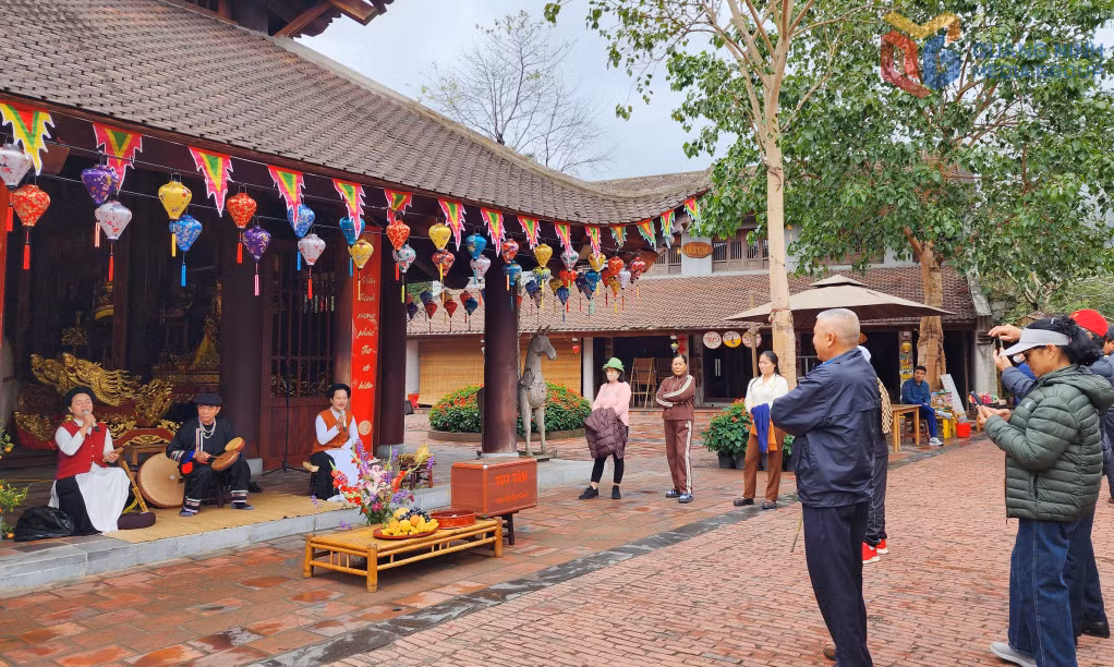 Làng Nương phục vụ du khách nghe hát xẩm tại đình làng.