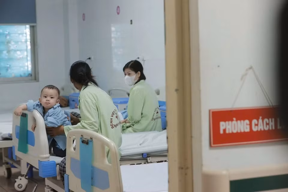 Trẻ nhập viện vì mắc bệnh hô hấp tại Bệnh viện Thanh Nhàn (Hà Nội). Ảnh: BVCC.