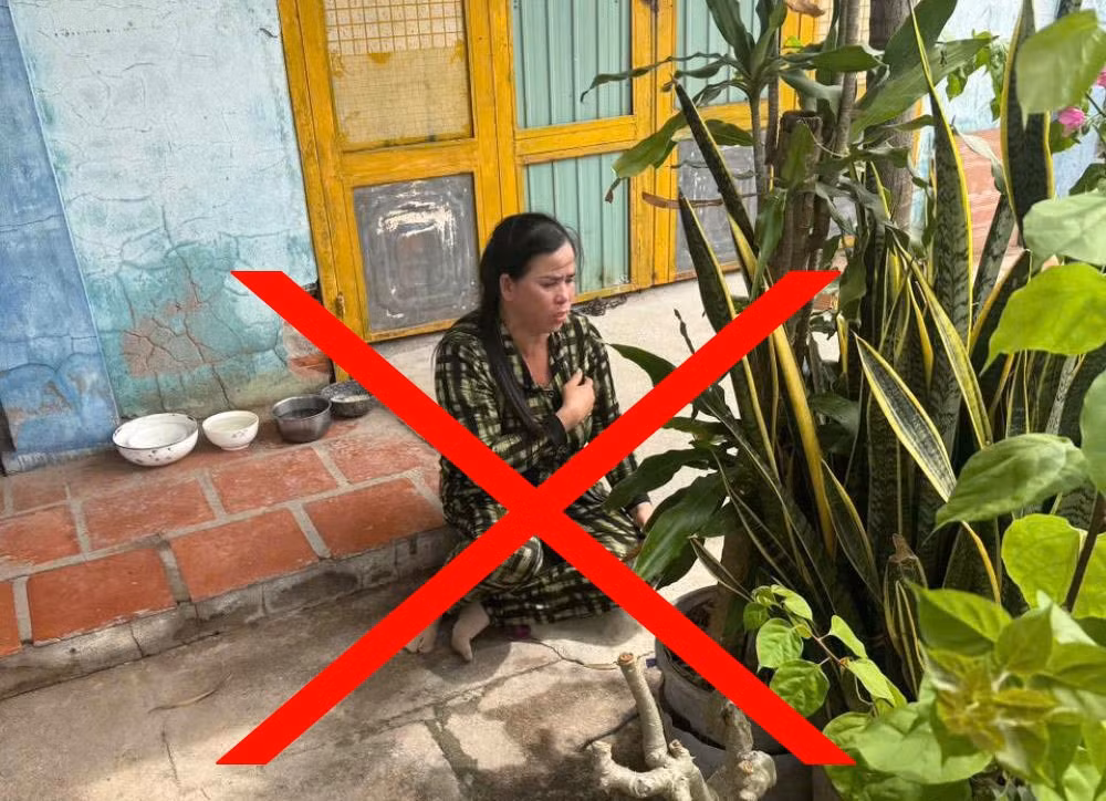 Bà Út diễn lại cảnh “bị cướp đánh thuốc mê” tại nhà khi công an đến khám nghiệm hiện trường. Ảnh: Công an