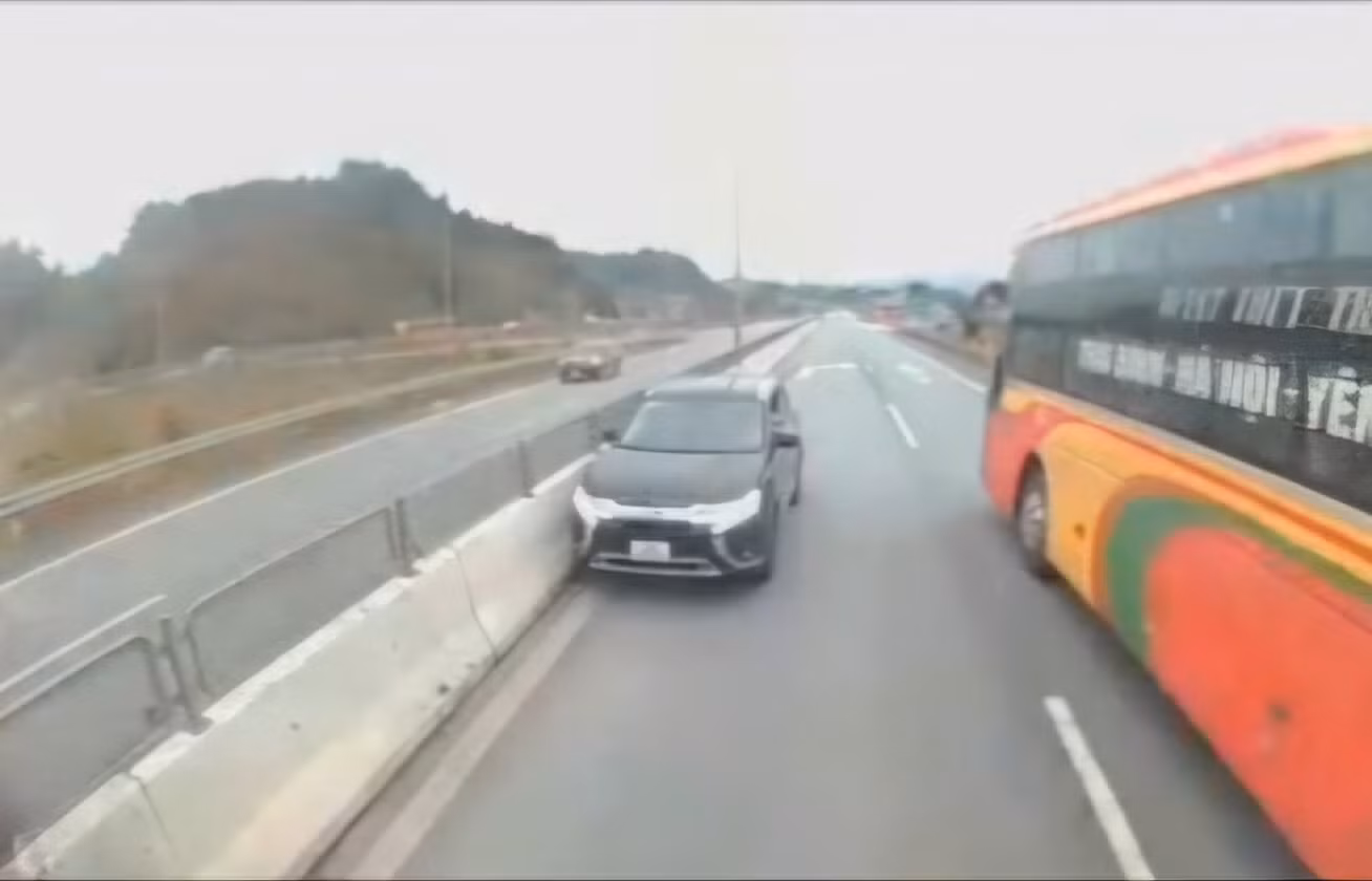 Ngoài bị phạt 35 triệu, nữ tài xế vi phạm còn bị trừ 10 điểm bằng lái.