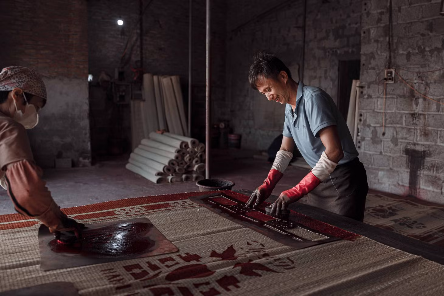 Chiếu Hới được nhuộm thành nhiều màu sắc khác nhau, tùy theo loại chiếu và yêu cầu của khách hàng. Ảnh: Nguyễn Hồng Sơn