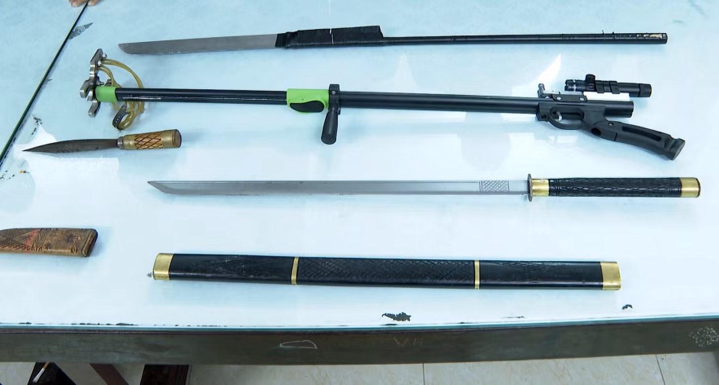 Tang vật là hung khí các đối tượng sử dụng để đánh nhau, gây rối trật tự. Ảnh: Công an cung cấp