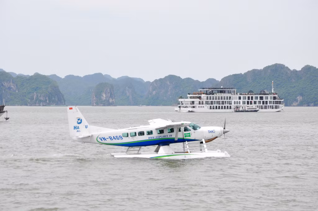 Thủy phi cơ đưa du khách trải nghiệm dịch vụ ngắm cảnh Vịnh Hạ Long.