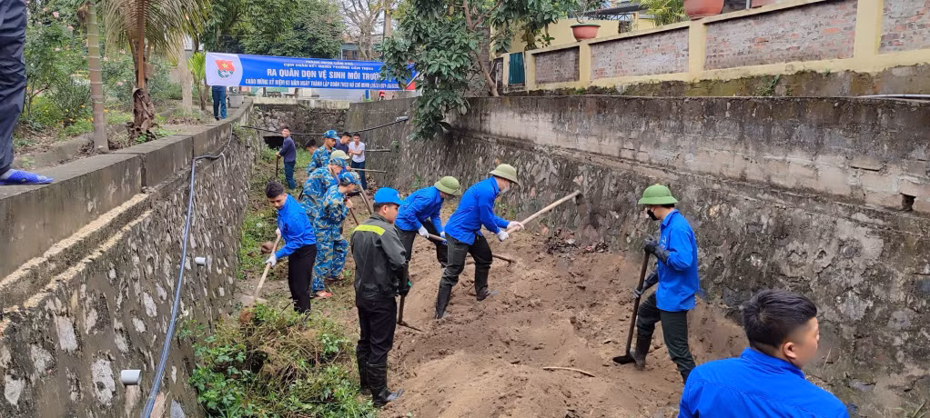 Thành Đoàn Cẩm Phả tổ chức thực hiện "Ngày Chủ nhật xanh" trong Tháng Thanh niên năm 2024. Ảnh: Hoài Minh