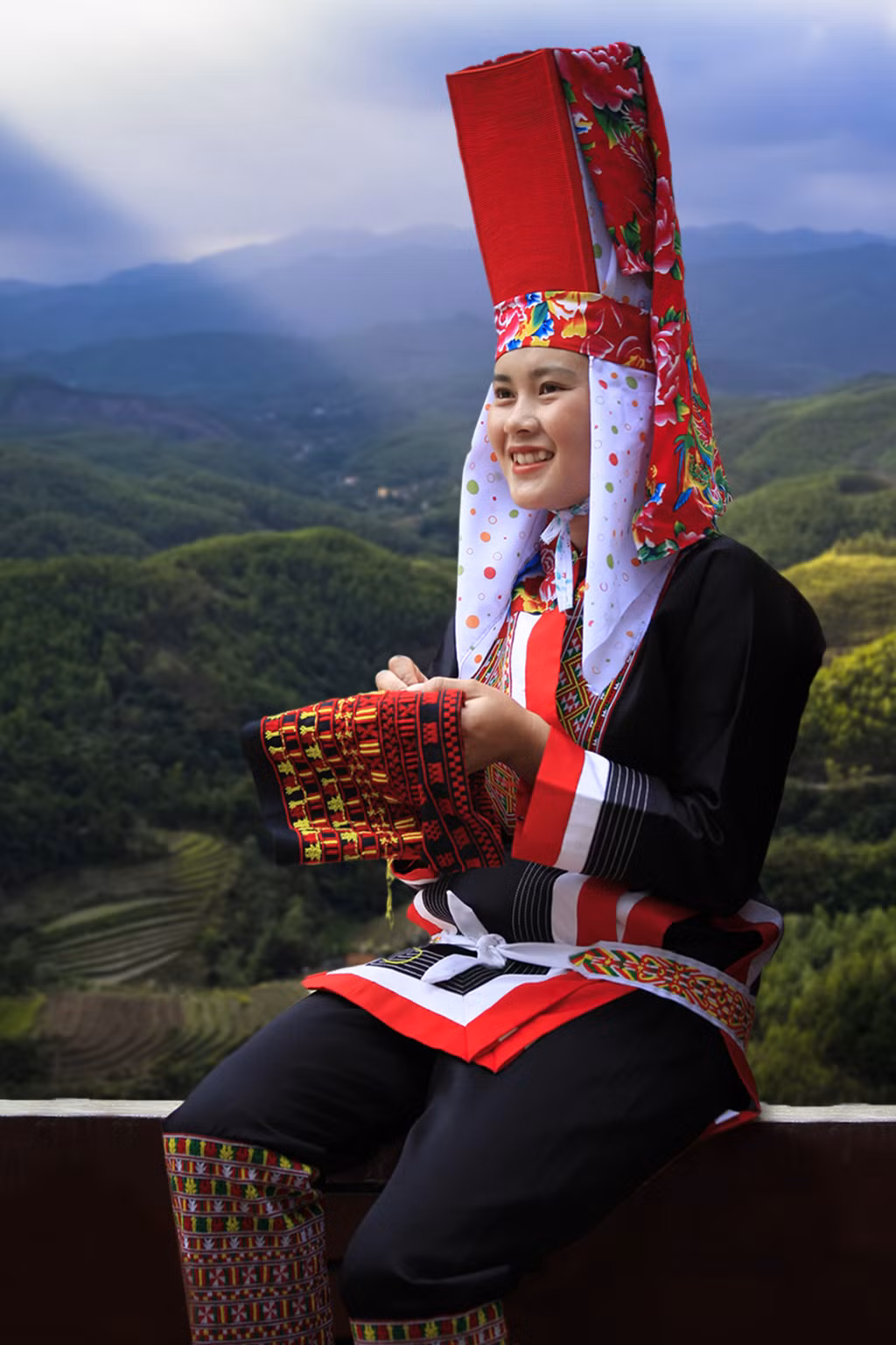 Ngồi thêu bên cửa Dao thanh phán