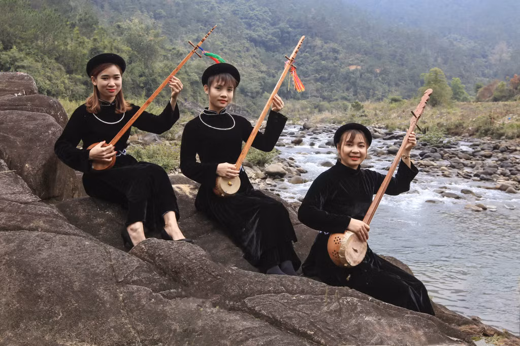 Áo chàm của thiếu nữ Tày cùng với tiếng đàn tính luôn gợi nhớ về miền khói lam chiều lưng núi.