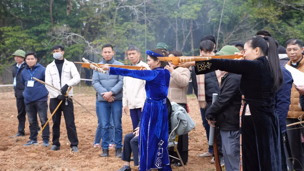 Thiếu nữ Tày tham gia trò chơi bắn nỏ truyền thống.