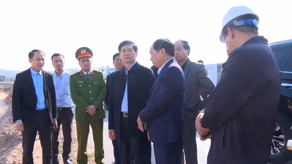 Đồng chí Vũ Quyết Tiến, Ủy viên BTV Tỉnh ủy, Bí thư Thành ủy Hạ Long, cùng các đồng chí lãnh đạo thành phố kiểm tra thi công tuyến đường An Tiêm qua khu công nghiệp Việt Hưng đến ngã tư Vạn Yên và các đơn vị liên quan để kịp thời tháo gỡ khó khăn.
