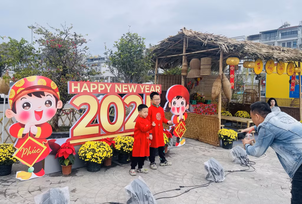 Nhiều phụ huynh đã lưu lại những bức ảnh của con em bên không gian Tết Việt trong ngày đầu đón Xuân Ất Tỵ 2025 tại Quảng trường 30/10.