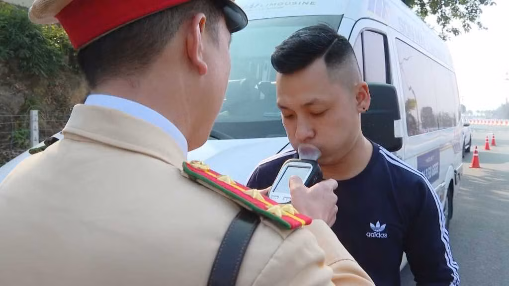 Công an TP Hạ Long kiểm tra nồng độ cồn đối người điều khiển phương tiện. Ảnh: Thu Trang
