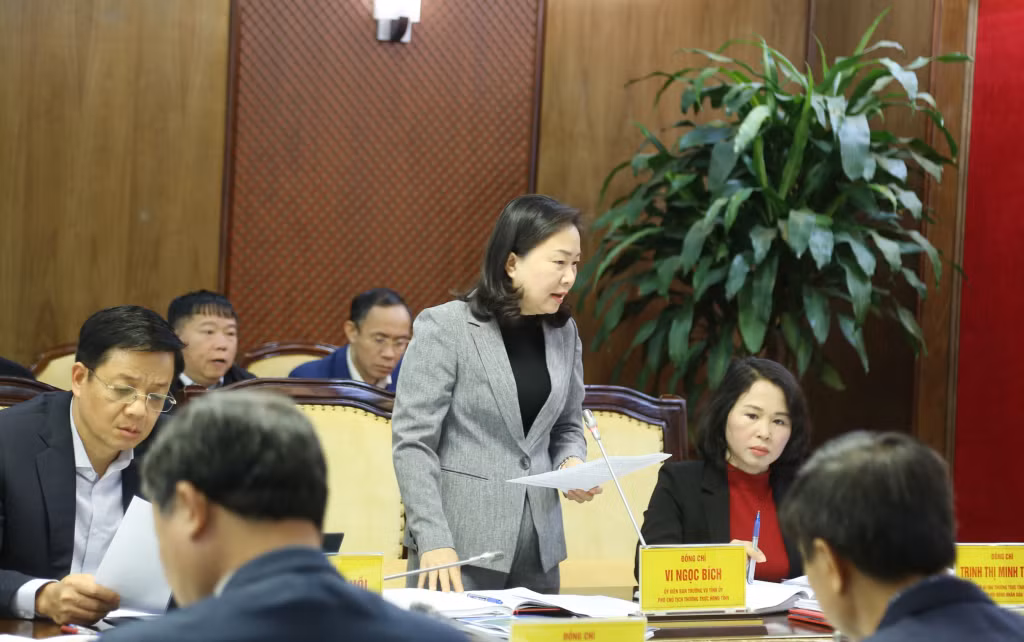 Đồng chí Vi Ngọc Bích, Phó Chủ tịch Thường trực HĐND tỉnh báo cáo công tác chuẩn bị nội dung kỳ họp 25 – kỳ họp chuyên đề của HĐND tỉnh khóa XIV, nhiệm kỳ 2021-2026.