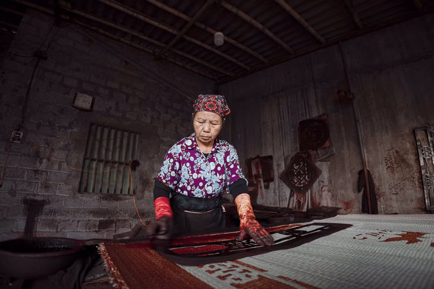 Theo trang thông tin Sở Văn hóa, Thể thao và Du lịch tỉnh Thái Bình, ở làng Hới ngày ấy có cụ Phạm Đôn Lễ, đỗ Trạng nguyên khoa Tân Mùi (1481), niên hiệu Hồng Đức thứ 12, đời vua Lê Thánh Tông, được cử đi sứ nhà Minh. Ở xứ người, cụ học được các kỹ thuật dệt chiếu của Trung Quốc, rồi về truyền dạy cho dân làng. Ảnh: Nguyễn Hồng Sơn