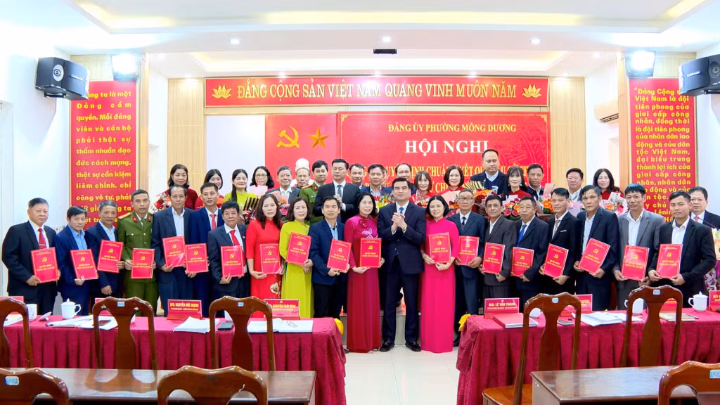 Đảng bộ phường Mông Dương trao Quyết định chuẩn y kết quả bầu cử Chi uỷ, Bí thư, Phó Bí thư cho 20 Chi bộ trực thuộc, nhiệm kỳ 2025 - 2027