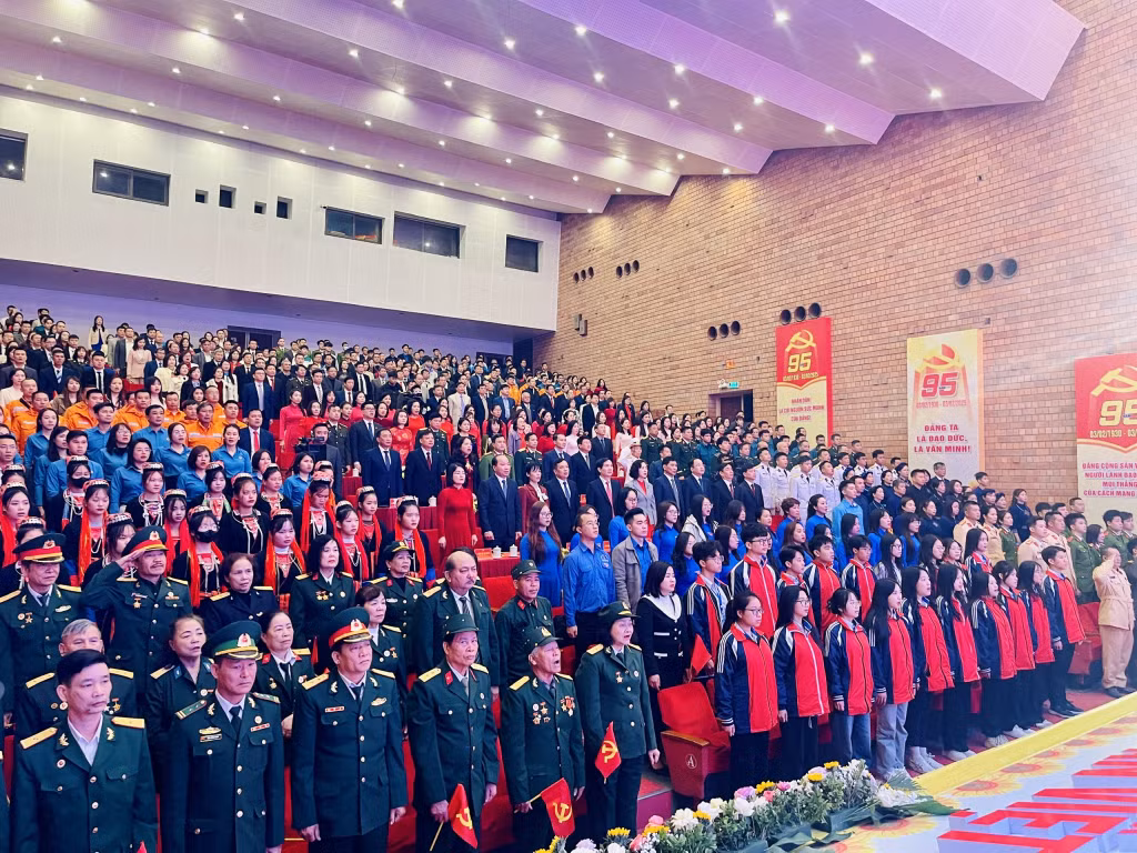 Các đại biểu thực hiện nghi thức chào cờ.