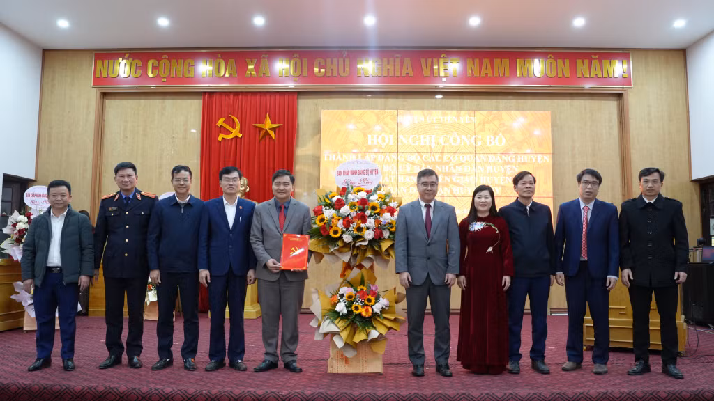Trao quyết định thành lập Đảng bộ Các cơ quan Đảng huyện.