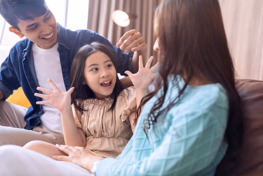 Cha mẹ hãy chọn những lời nói yêu thương để con được lớn lên trong niềm vui. Ảnh minh hoạ: shutterstock
