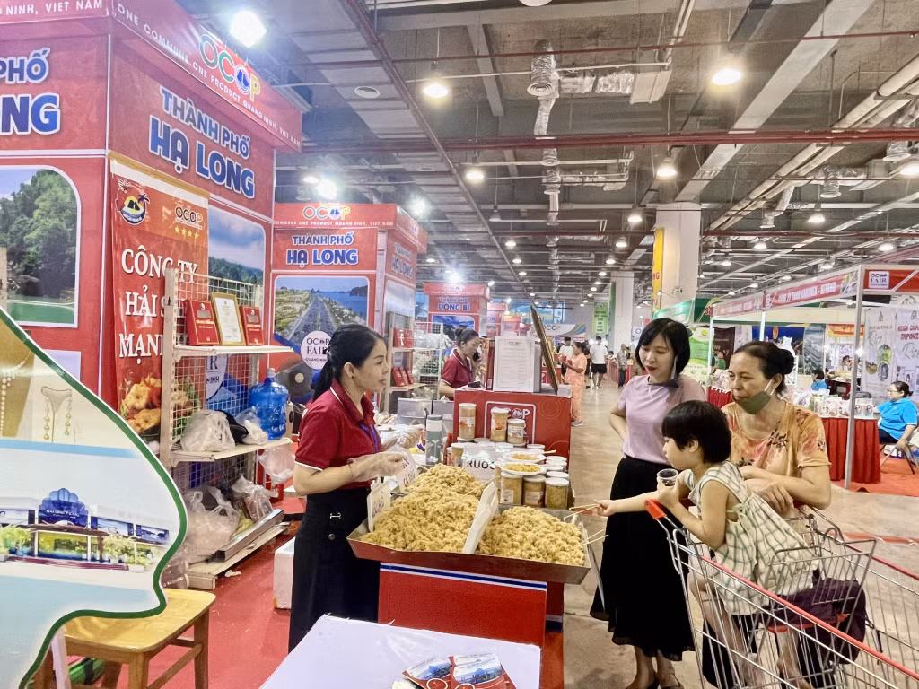 Sản phẩm OCOP Quảng Ninh được bày bán tại các kỳ hội chợ được nhiều người tiêu dùng tin tưởng lựa chọn.