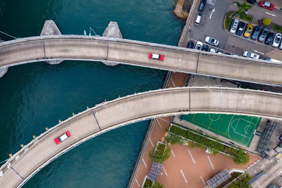 Ông cho biết thêm đây là "triệu chứng" của mật độ dân số cao và khan hiếm đất đai ở Hong Kong. Một sân bóng rổ ở Hong Kong dành cho 10.000 dân cư sử dụng - một tỷ lệ cao hơn bất kỳ cơ sở thể thao ngoài trời nào khác.