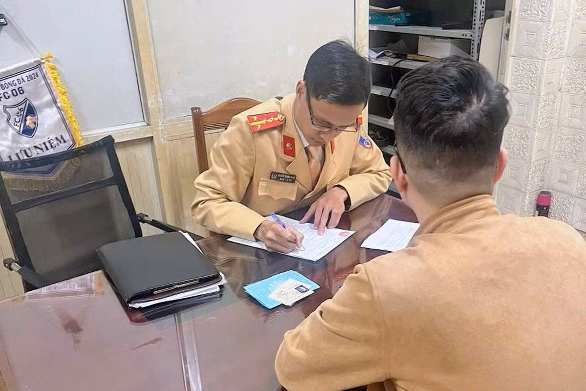 CSGT làm việc với người vi phạm.