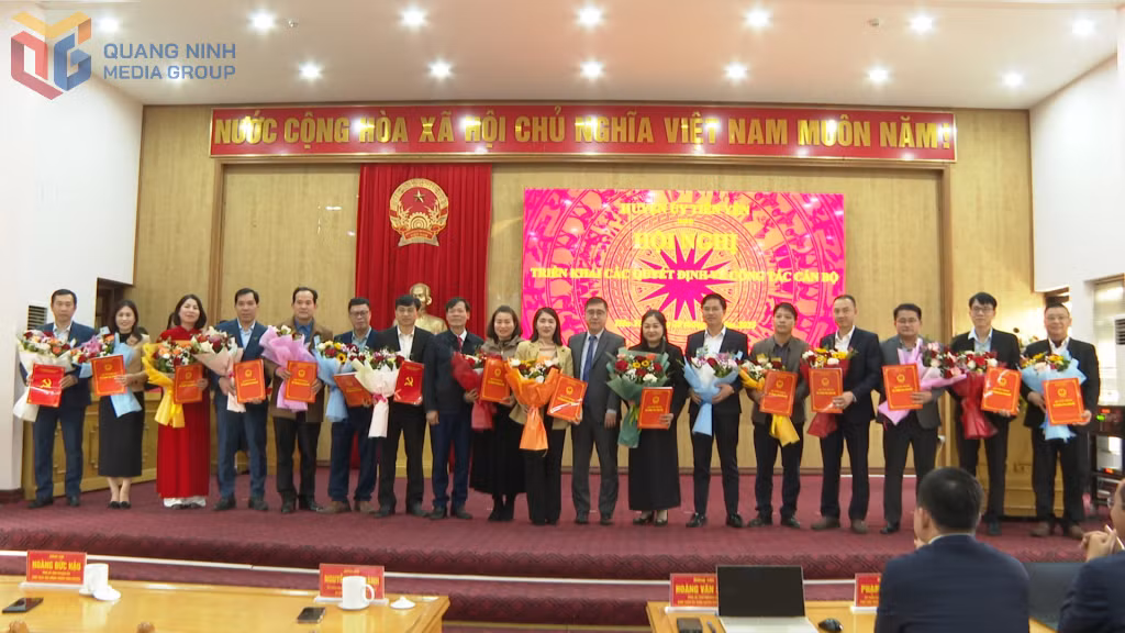 Huyện Tiên Yên trao 17 quyết định điều động, bổ nhiệm về công tác cán bộ.