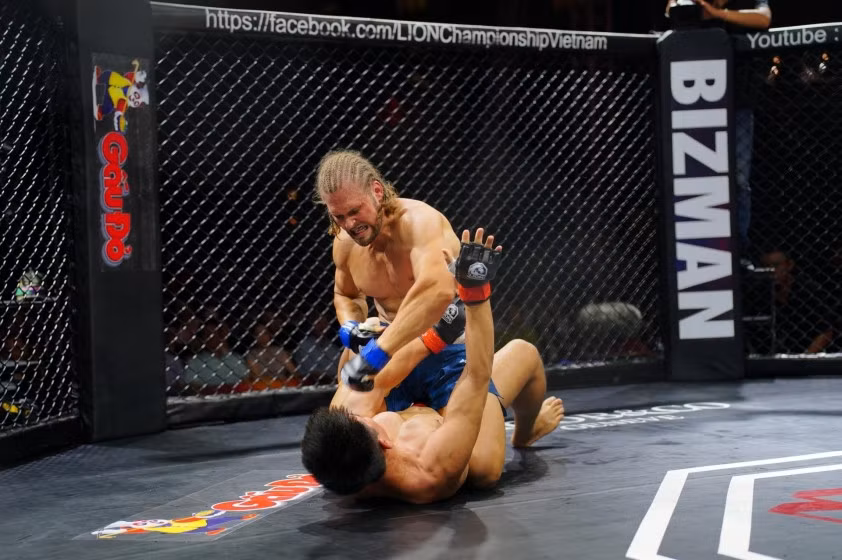 Zakhar Dzmitrychenka hạ Trần Quốc Toản ở LION Championship 19 (Ảnh: LION Championship)