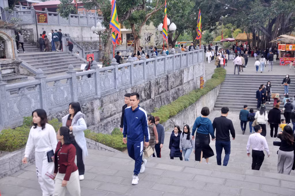 Cảnh quan đẹp, vệ sinh môi trường sạch sẽ đáp ứng tốt nhu cầu du khách khi về với đền Cửa Ông.
