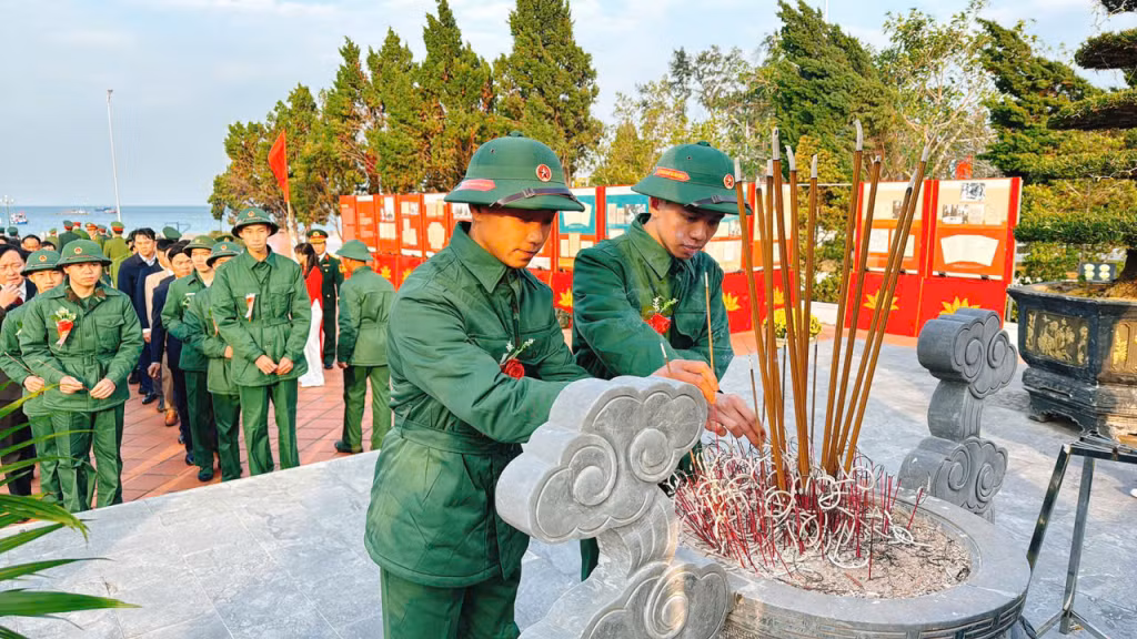 Các tân binh dâng hương tại tượng đài Chủ tịch Hồ Chí Minh.