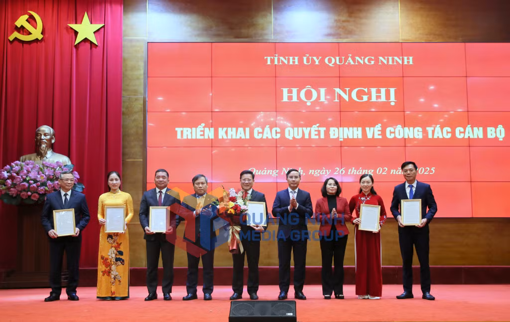 Thường trực Tỉnh ủy trao quyết định thành lập Sở Văn hóa, Thể thao và Du lịch và tặng hoa chúc mừng (2-2025). Ảnh: Minh Hà