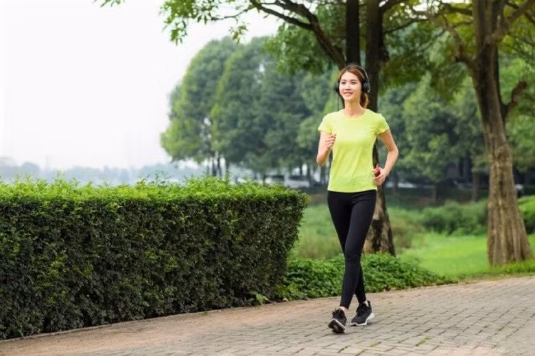 Đi bộ nhanh giảm thiểu tác hại khi ngồi nhiều.