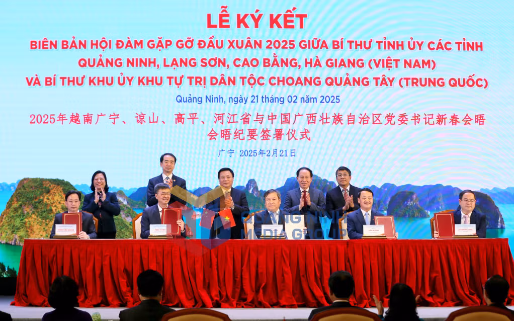 Đại diện các địa phương ký kết Biên bản hội đàm giữa Tỉnh ủy các tỉnh Quảng Ninh, Hà Giang, Lạng Sơn, Cao Bằng (Việt Nam) và Khu ủy Khu tự trị dân tộc Choang Quảng Tây (Trung Quốc) (2-2025). Ảnh: PV