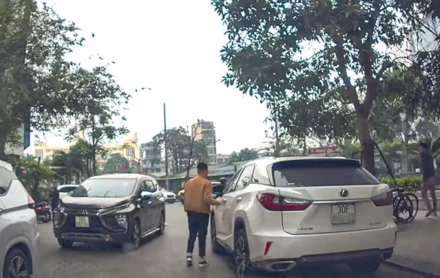 Hình ảnh ghi lại hành vi vi phạm của tài xế.