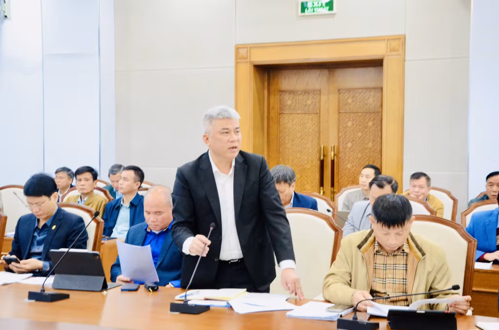 Lãnh đạo Công ty Than Uông Bí-TKV báo cáo vướng mắc liên quan đến thủ tục đóng cửa mỏ.