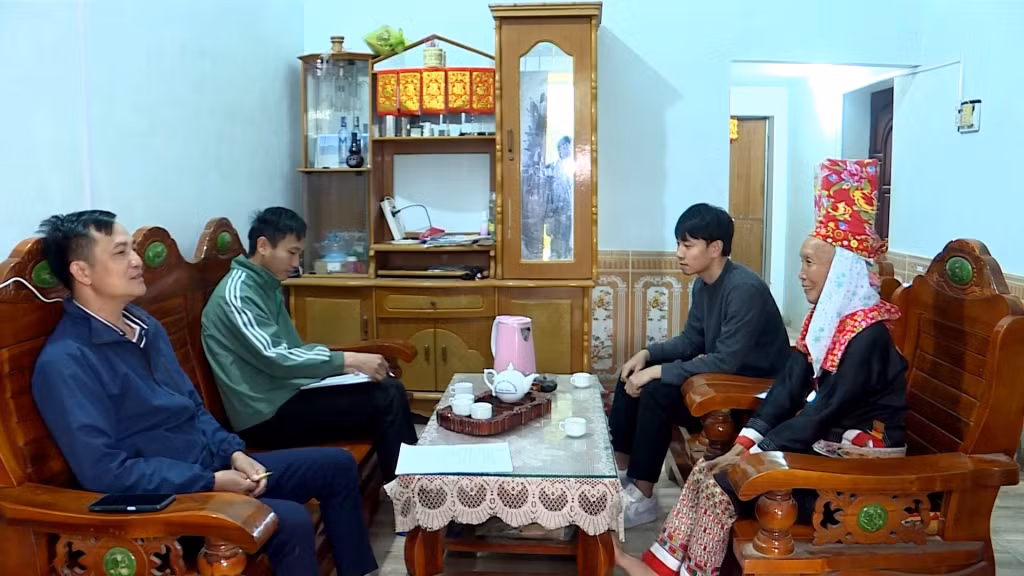 Bí thư Chi bộ, Trưởng thôn Pạc Sủi Chíu Sáng Vằn (ngoài cùng bên trái) đến nhà người dân vận động trồng rừng gỗ lớn.